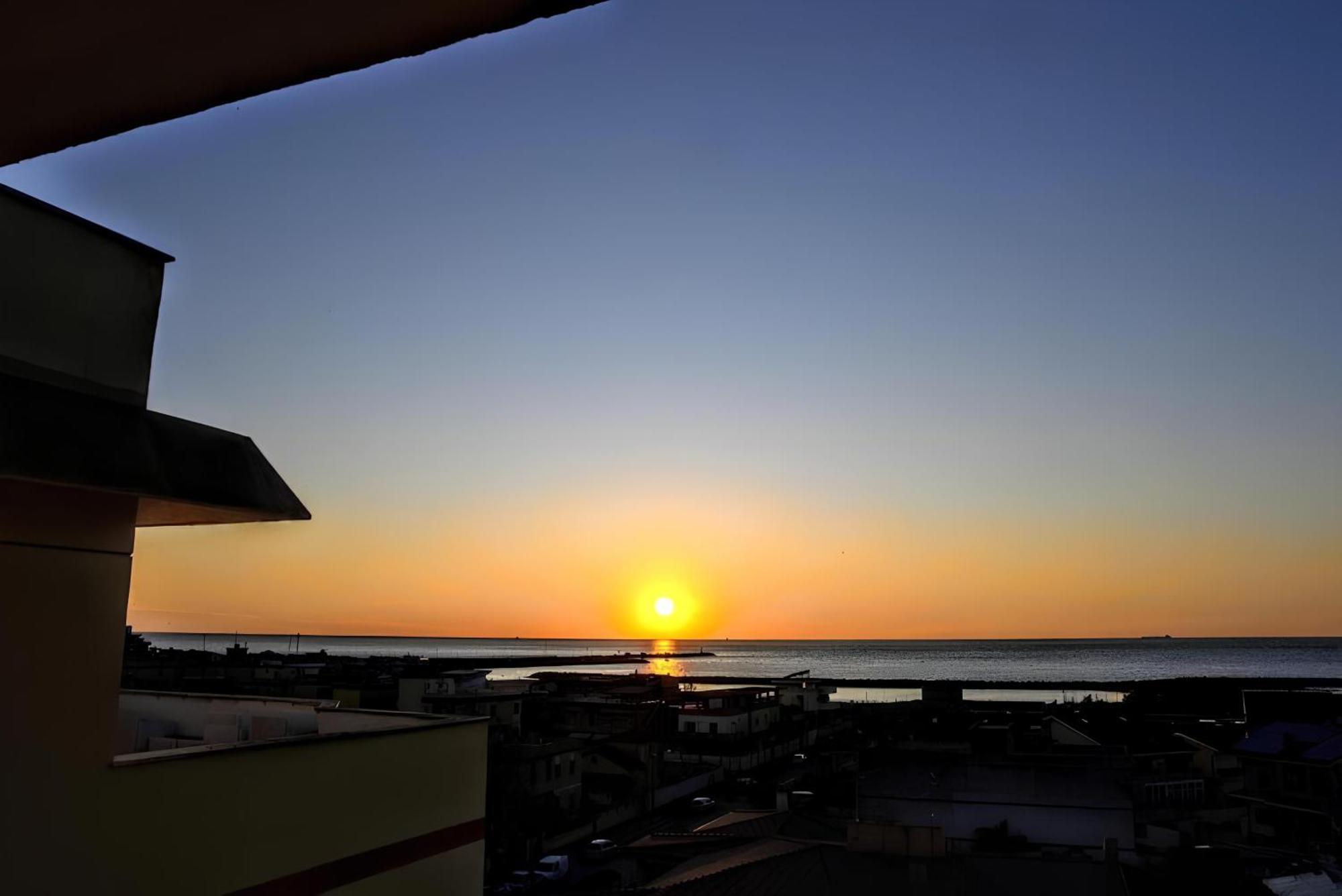 Апартаменты Vuel Sea View House -10 Minutes From The Airport Фьюмичино Экстерьер фото